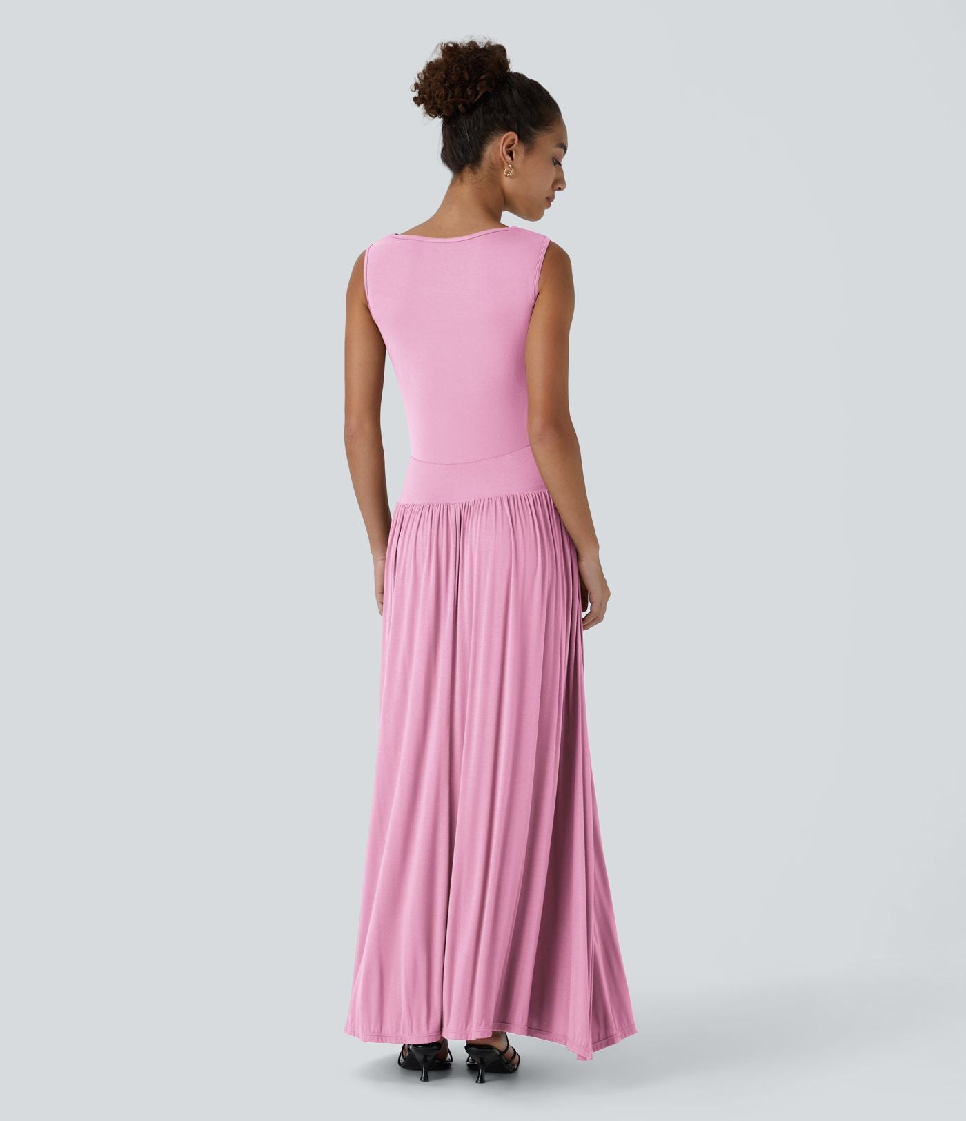 Robe longue à encolure bateau, bretelles asymétriques, côtés froncés et poches