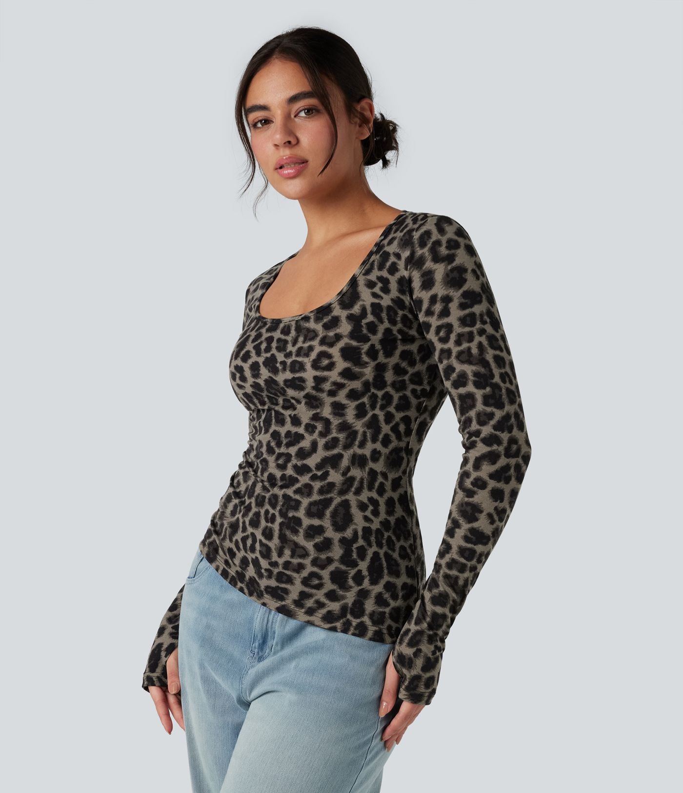 T-shirt imprimé léopard col échancré ourlet asymétrique manches longues avec trous pouces