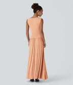 Robe longue à encolure bateau, bretelles asymétriques, côtés froncés et poches