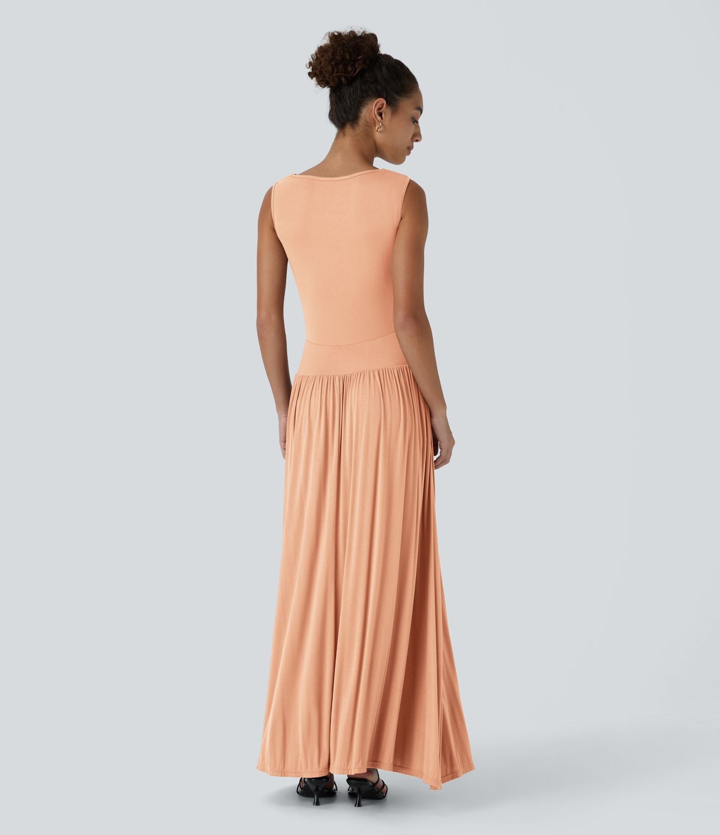 Robe longue à encolure bateau, bretelles asymétriques, côtés froncés et poches