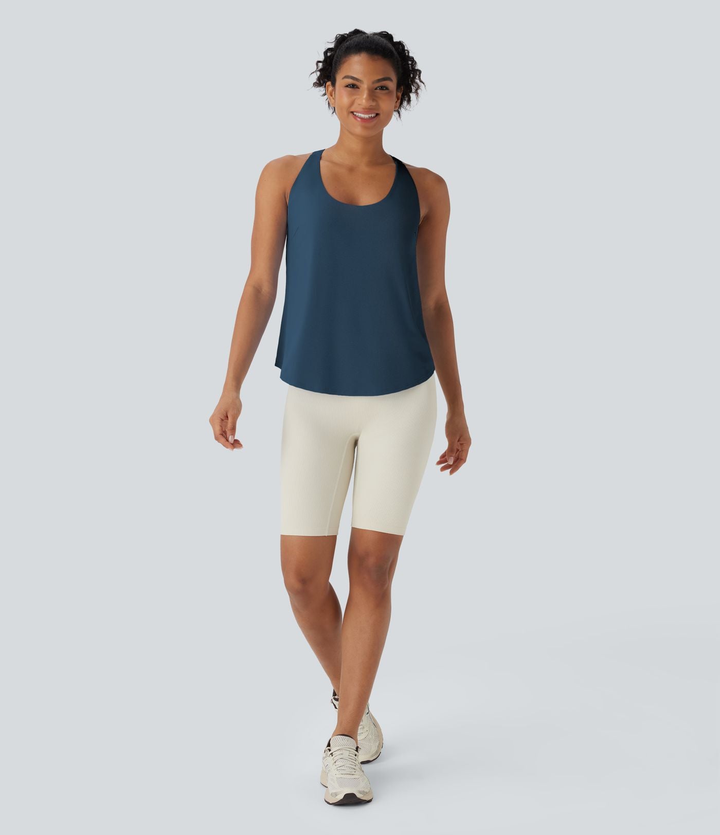 Débardeur yoga dos nu col U avec bretelles croisées, ourlet arrondi et effet frais InstantCool, protection solaire UPF50+