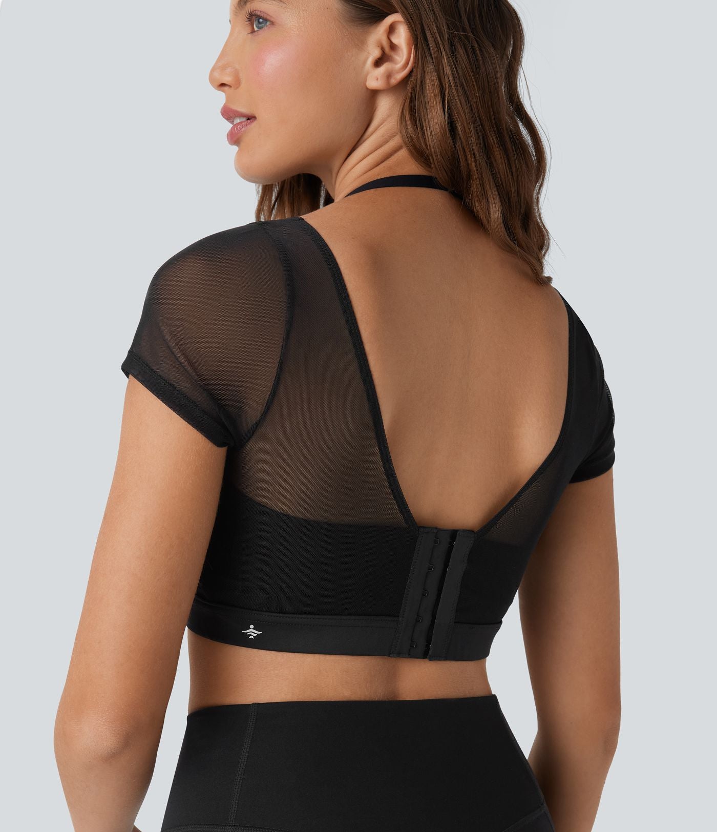Haut de sport yoga court 2-en-1 dos nu col licou manches courtes mesh contrastant