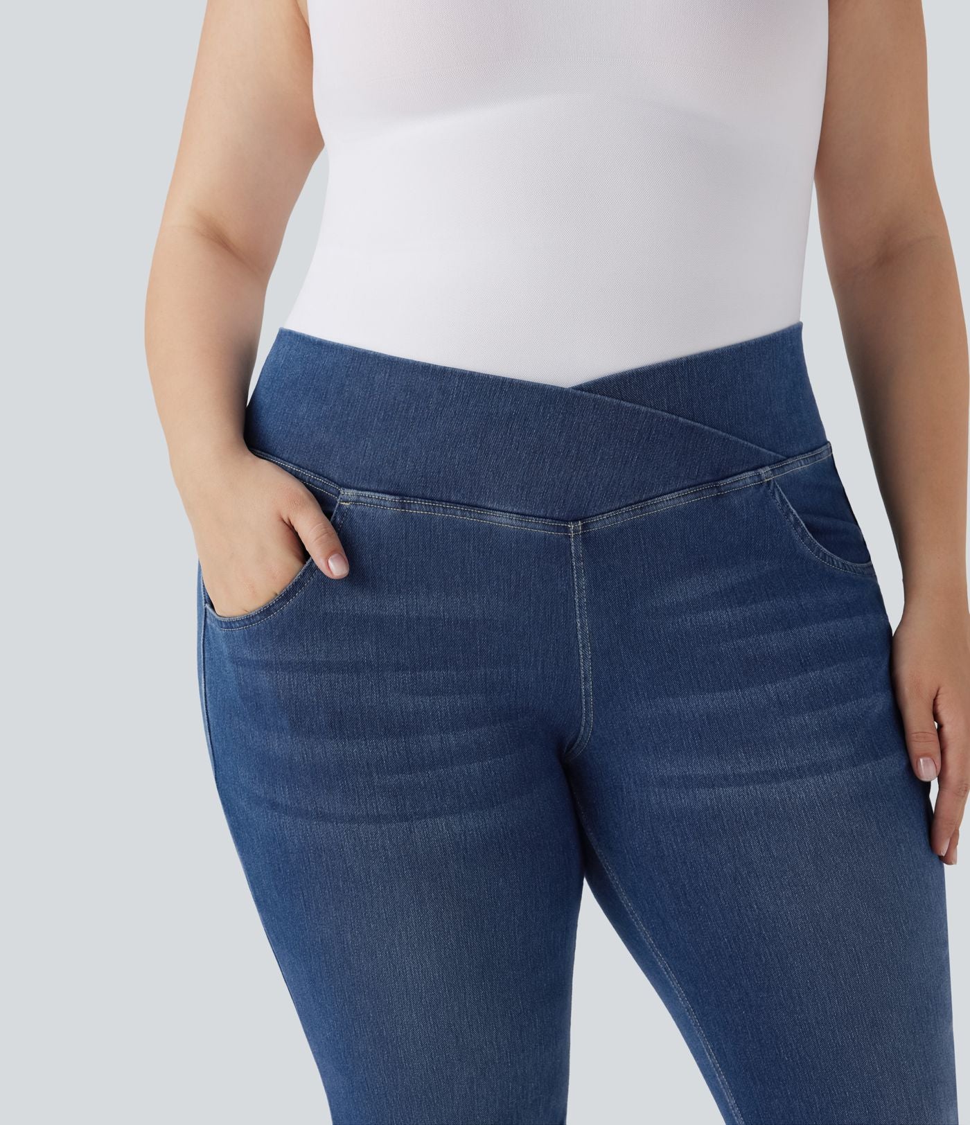 Jean évasé décontracté Halara Flex™ grande taille croisé taille haute en maille extensible délavée avec multiples poches