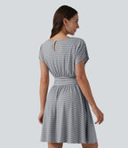 Robe courte fluide col rond manches courtes à rayures avec brassière intégrée et poches