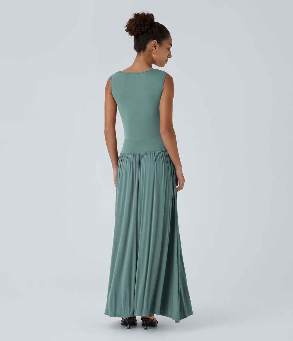 Robe longue à encolure bateau, bretelles asymétriques, côtés froncés et poches