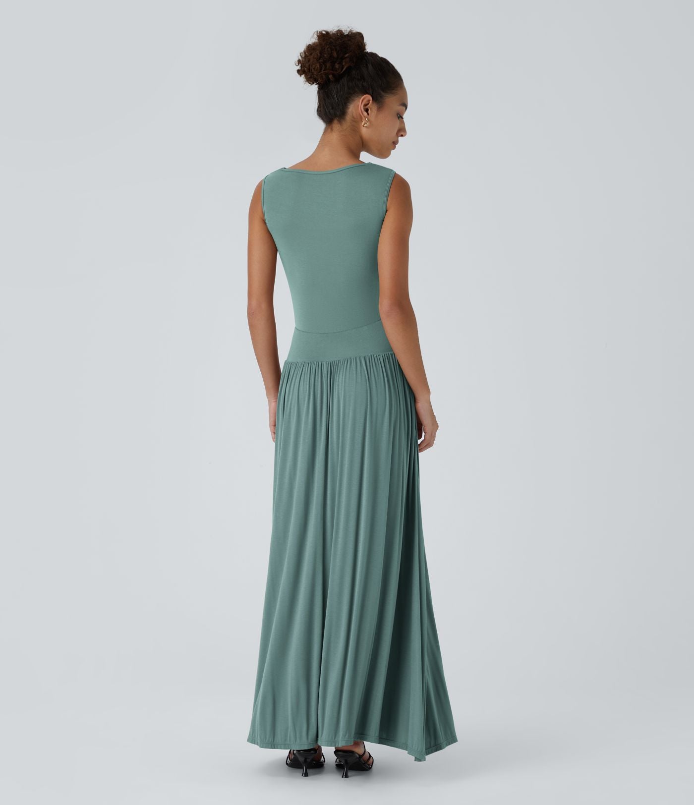 Robe longue à encolure bateau, bretelles asymétriques, côtés froncés et poches