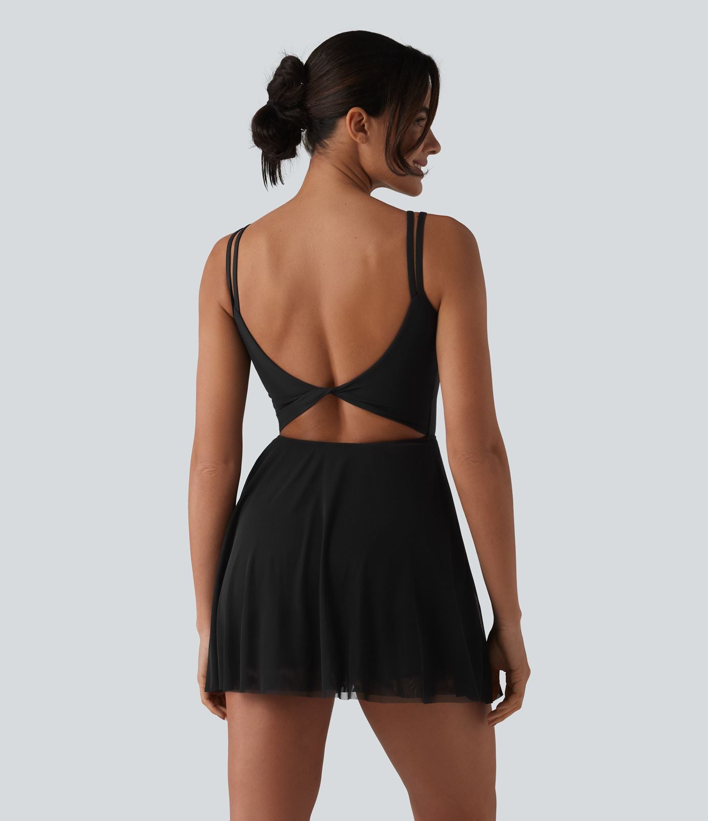 Robe de tennis courte 2-en-1 à bretelles SoftlyZero™ dos nu avec mesh contrasté, brassière intégrée et poches – Édition Easy Peasy – UPF 50+