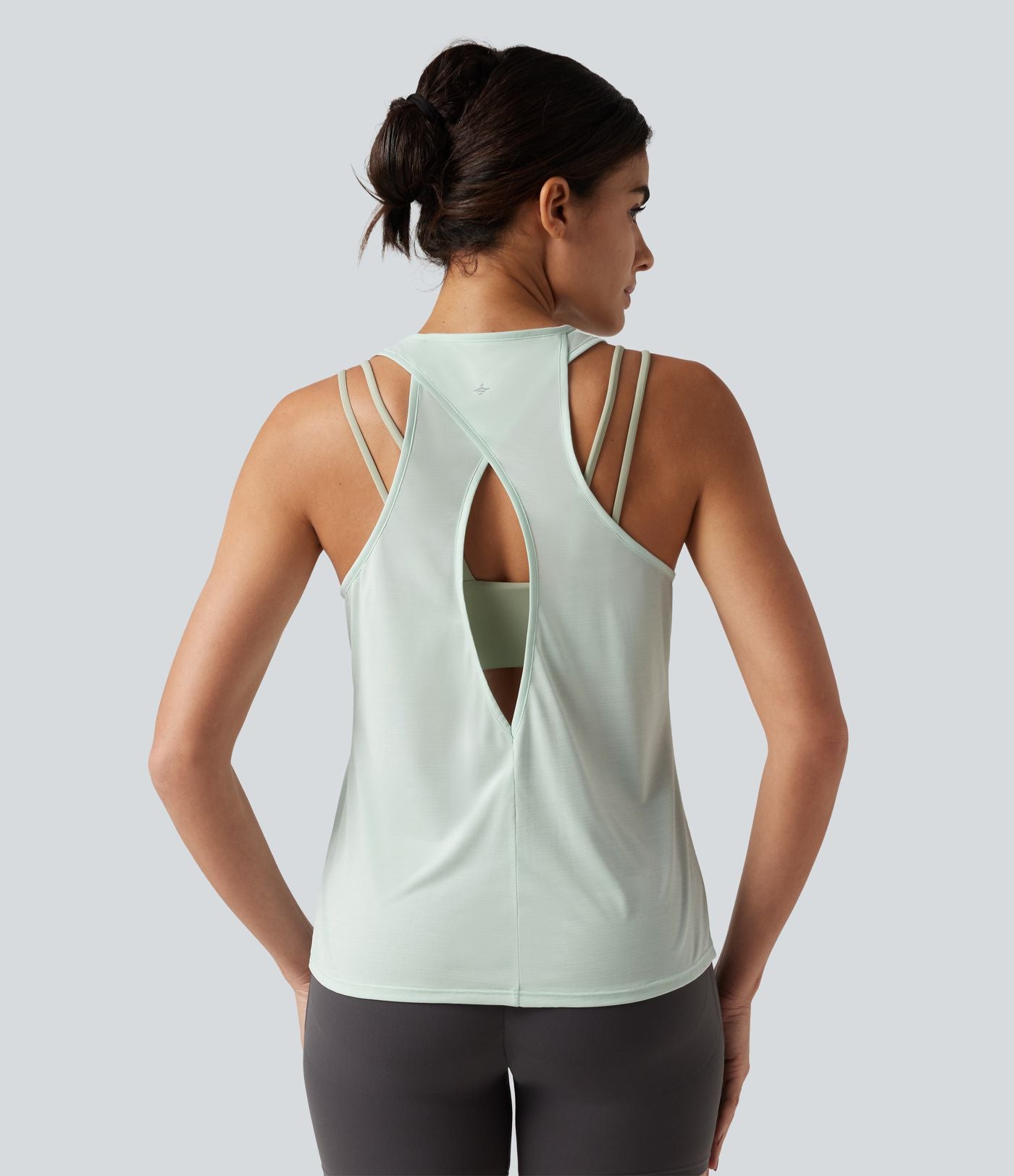 Débardeur de yoga à col en U et découpe
