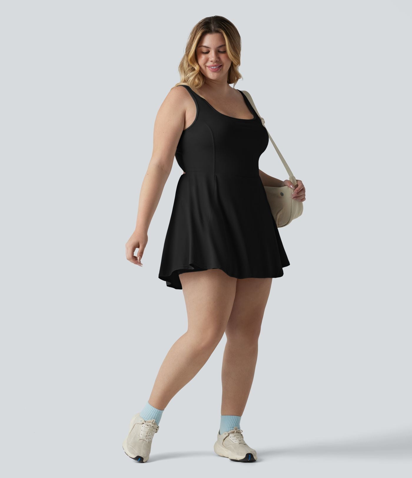 Robe de sport mini grande taille SoftlyZero™ Airy à col U avec brassière intégrée 2-en-1 effet frais InstantCool avec poches, accès facile Easy Peasy