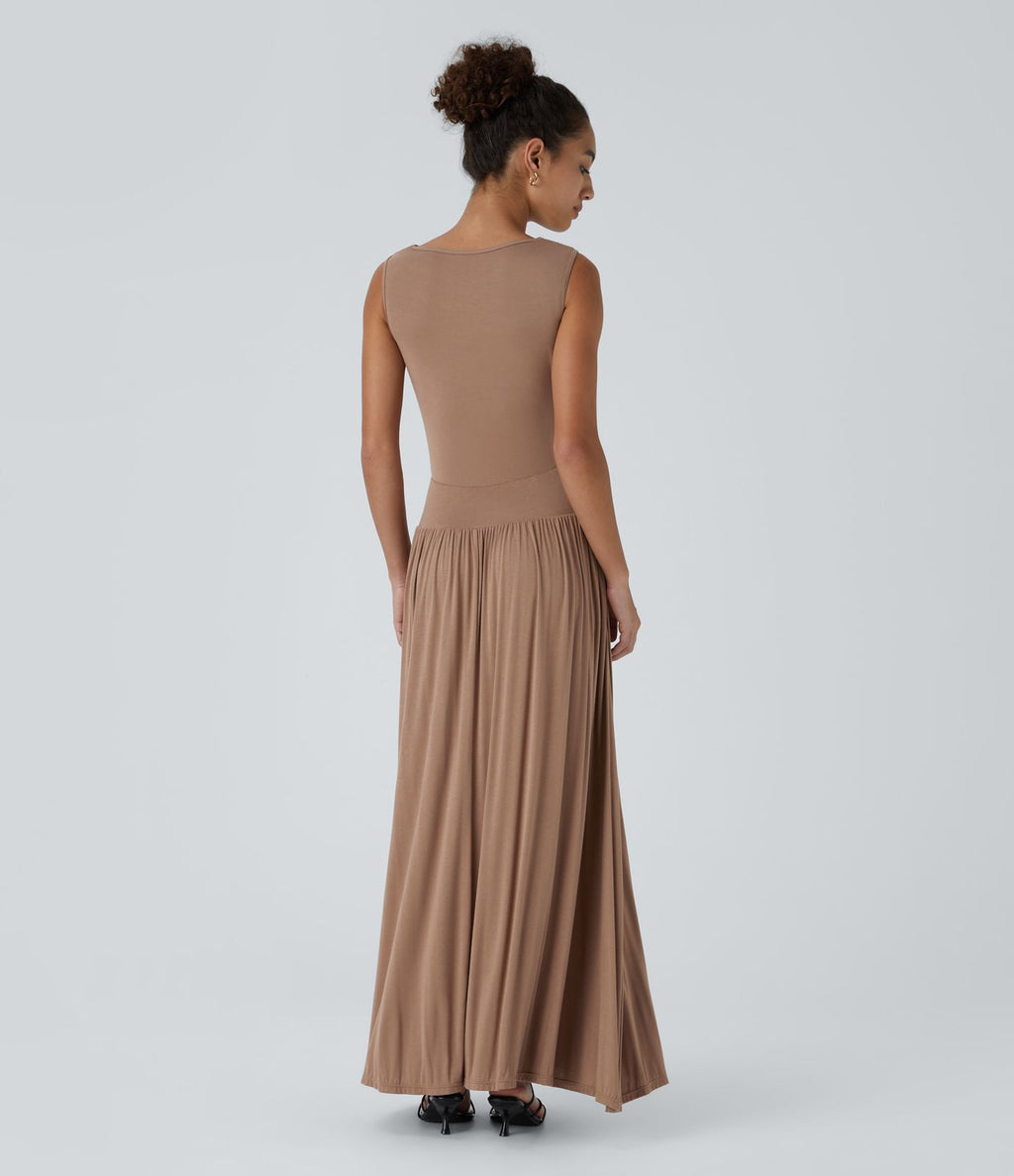Robe longue à encolure bateau, bretelles asymétriques, côtés froncés et poches