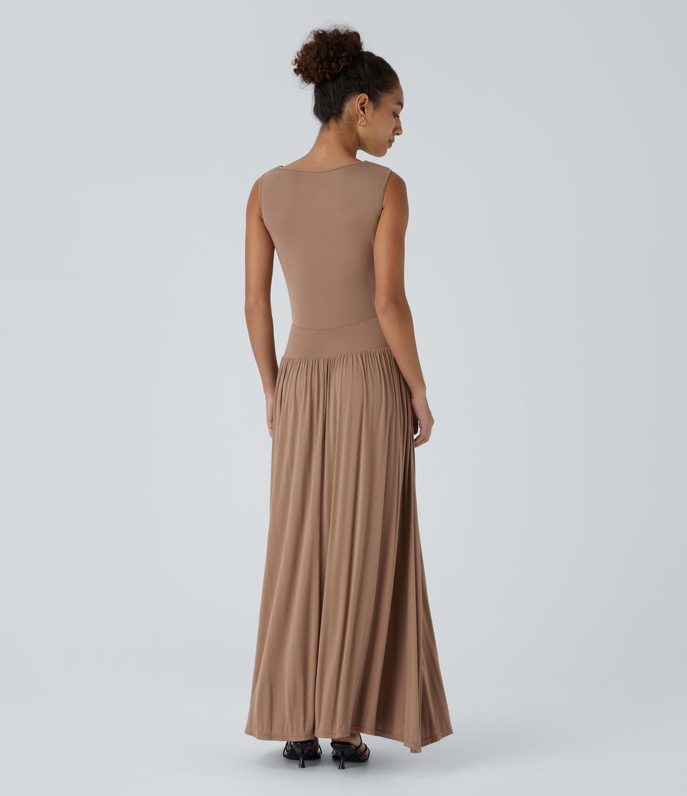Robe longue à encolure bateau, bretelles asymétriques, côtés froncés et poches