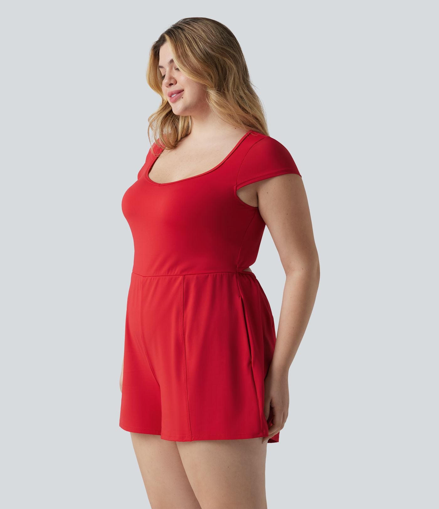 Combishort grande taille SoftlyZero™ Airy de yoga effet frais InstantCool col U à manches courtes couvrantes, avec poches, accès facile Easy Peasy