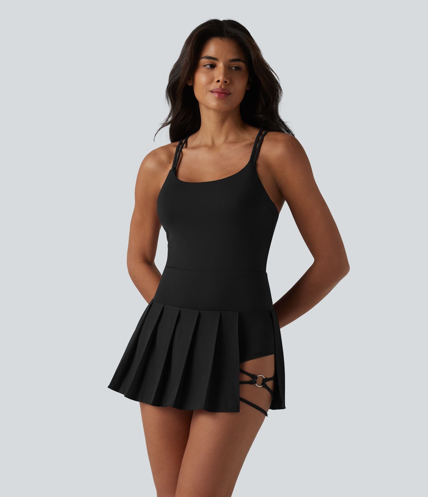 Robe sport mini 2-en-1 à bretelles col U, dos nu croisé, plissée à ourlet asymétrique, soutien-gorge intégré et poches
