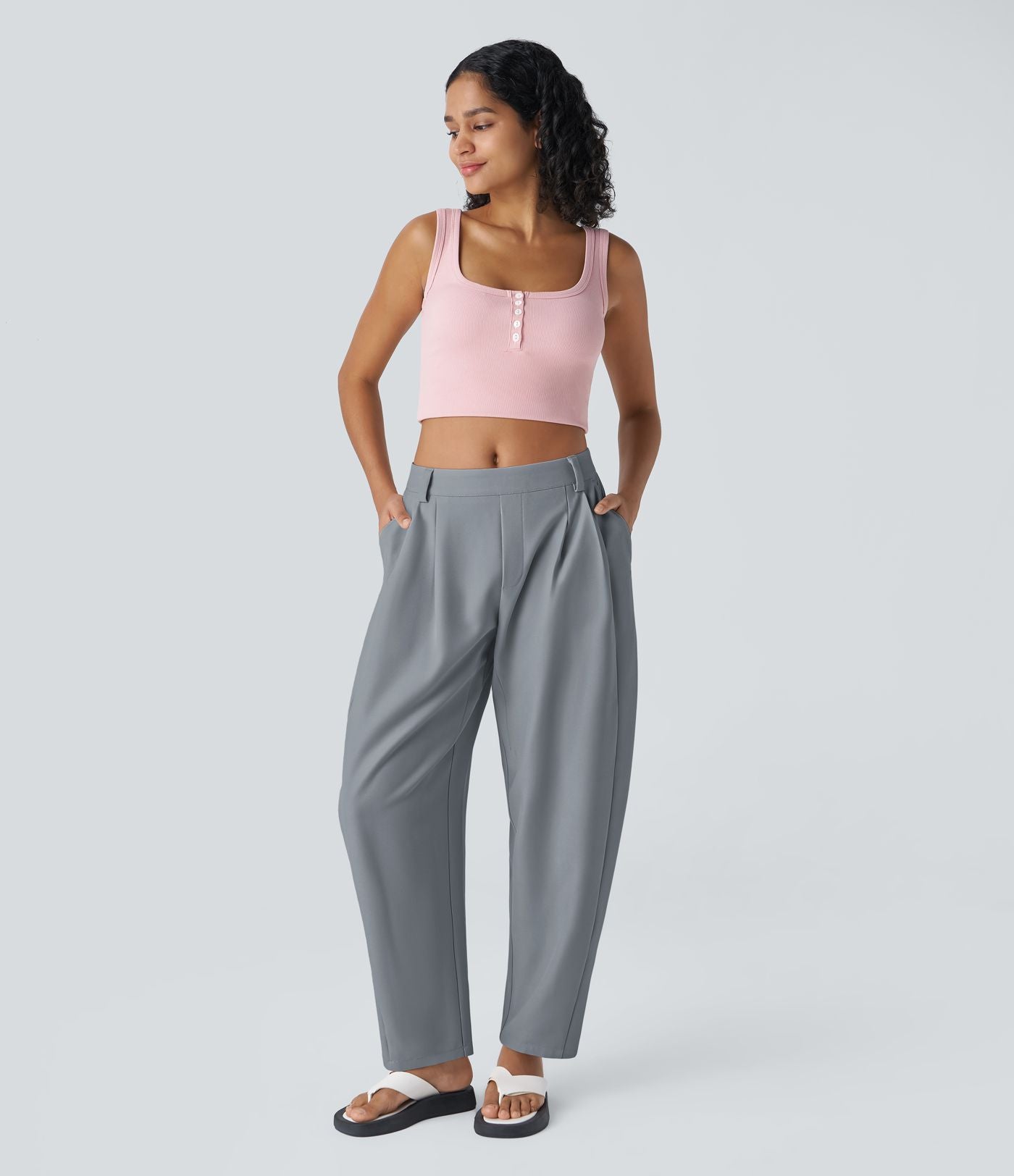 Pantalon tailleur ample, taille moyenne, coupe barrel, à poches