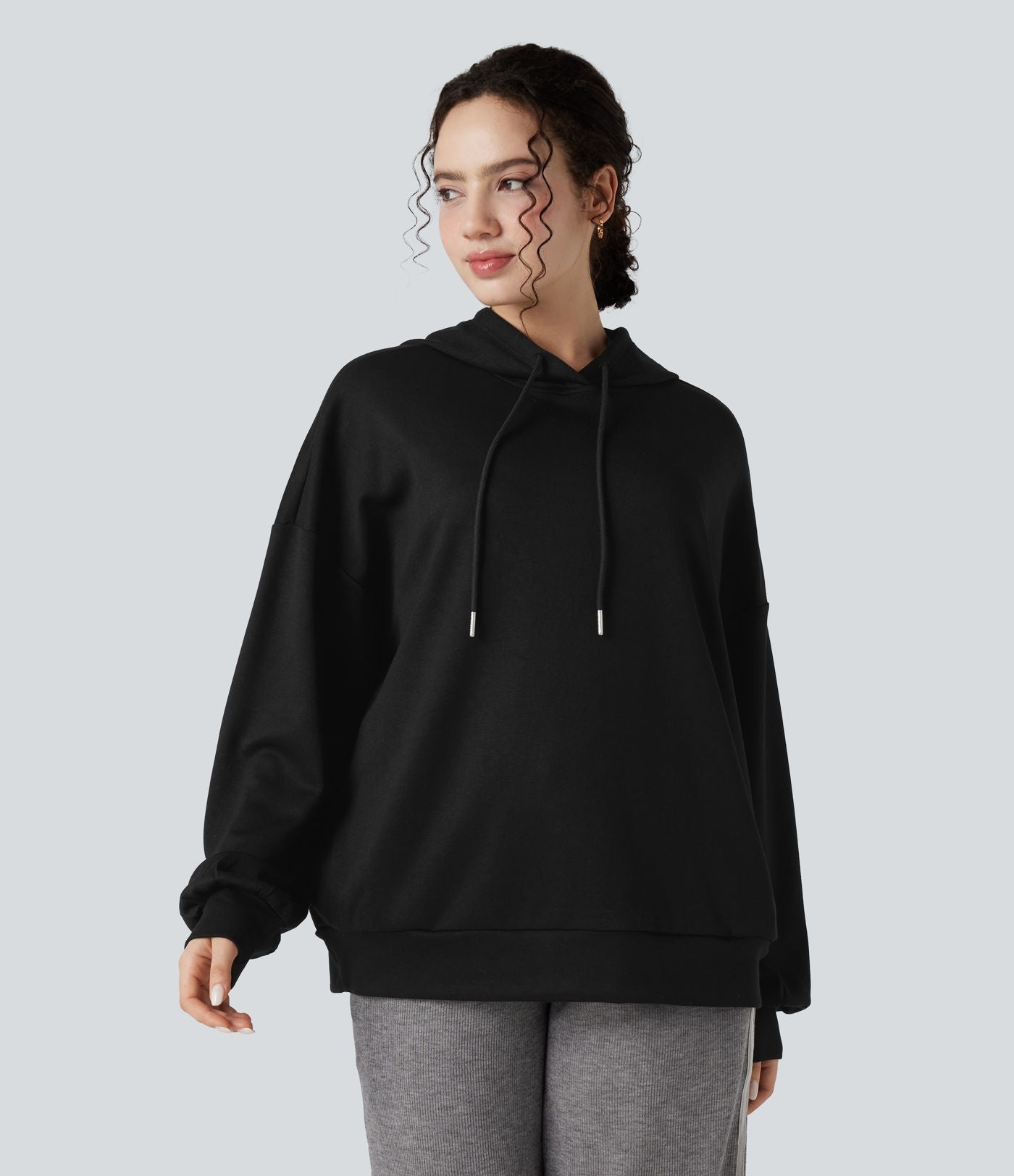 Sweat-shirt à capuche manches longues avec poches