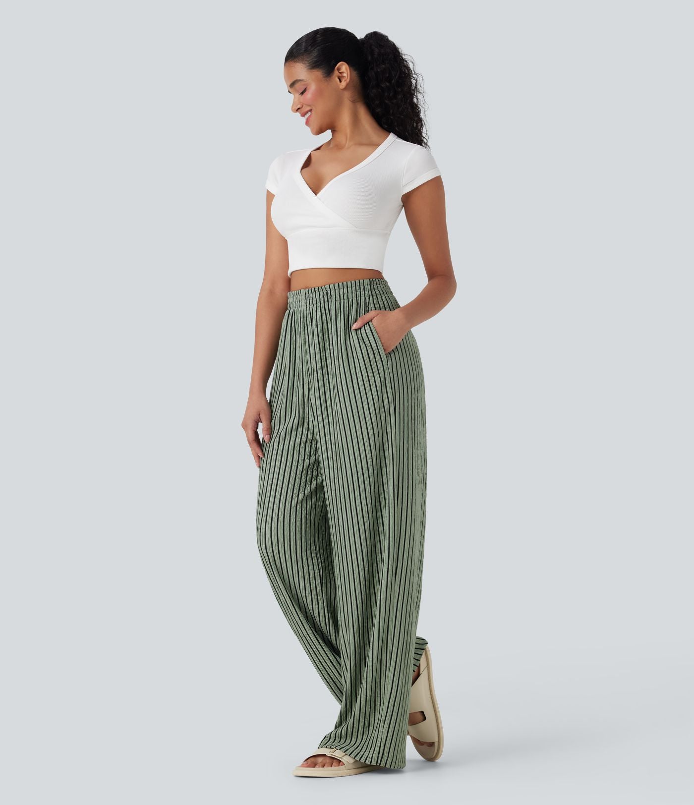 Pantalon tailleur décontracté à taille haute, jambes droites, texture froissée et poches latérales