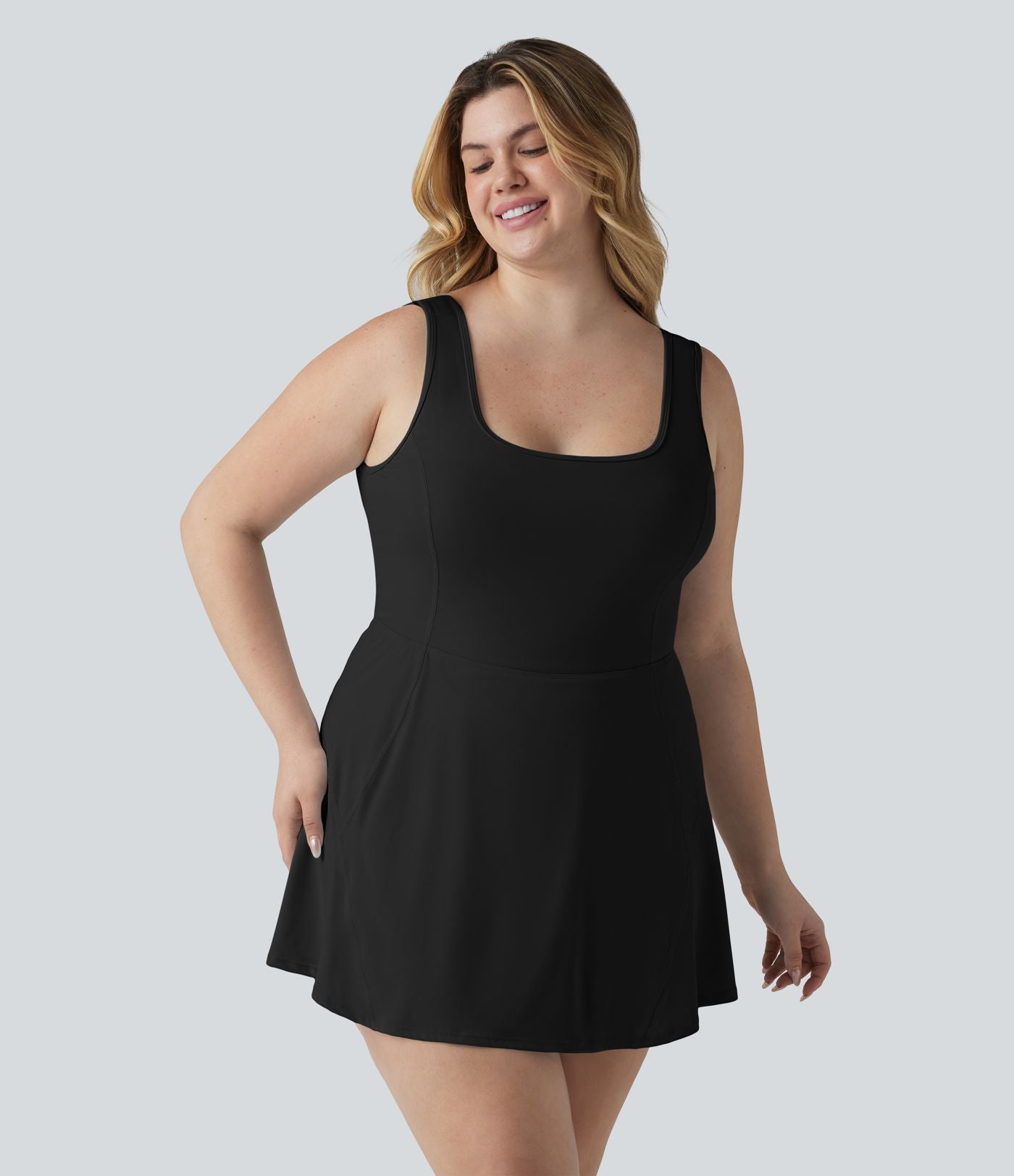 Robe de sport mini grande taille SoftlyZero™ Airy à col U avec brassière intégrée 2-en-1 effet frais InstantCool avec poches, accès facile Easy Peasy