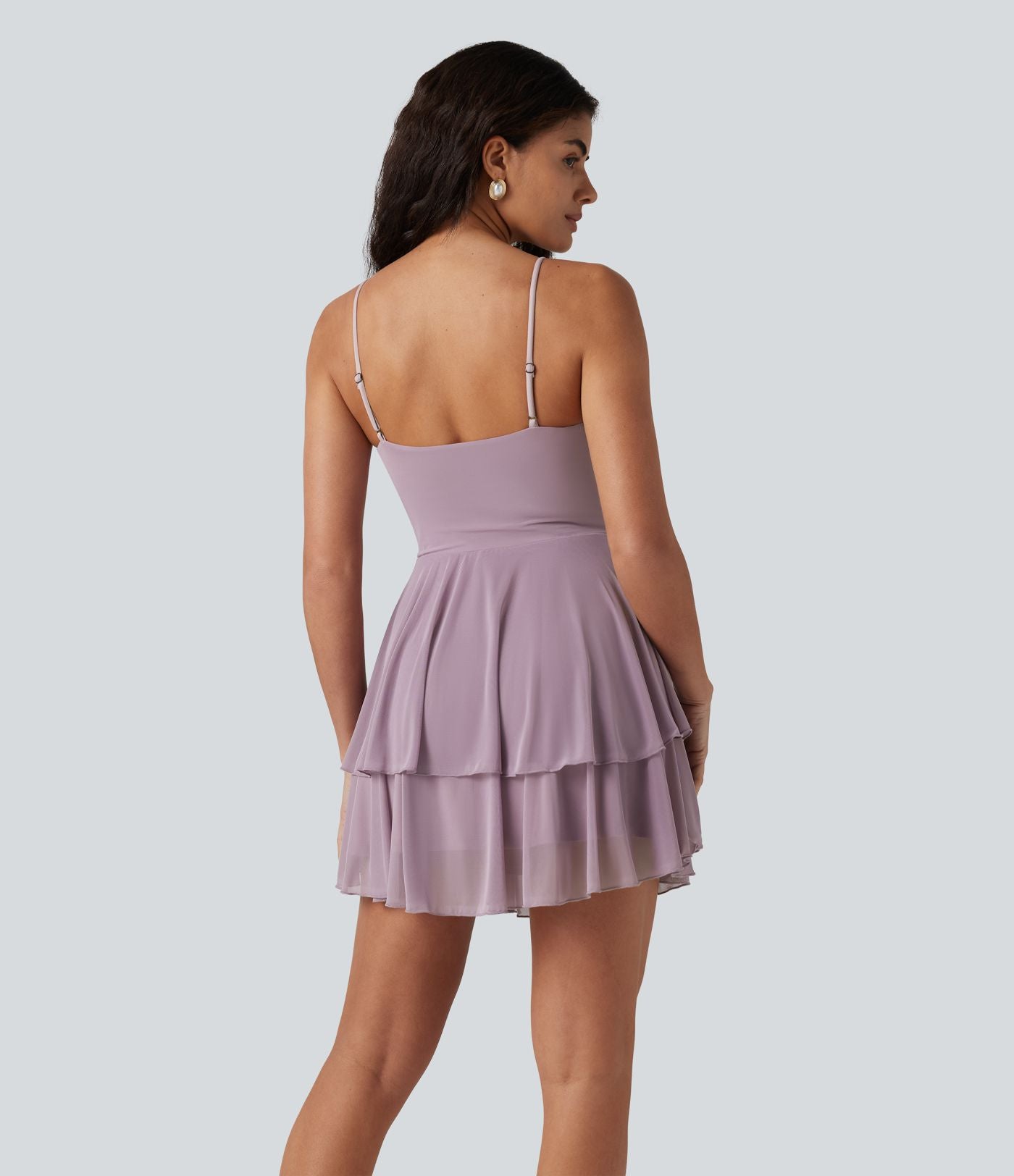 Robe nuisette mini demoiselle d'honneur et invitée de mariage avec brassière intégrée en mesh à col V noué et ourlet à volants