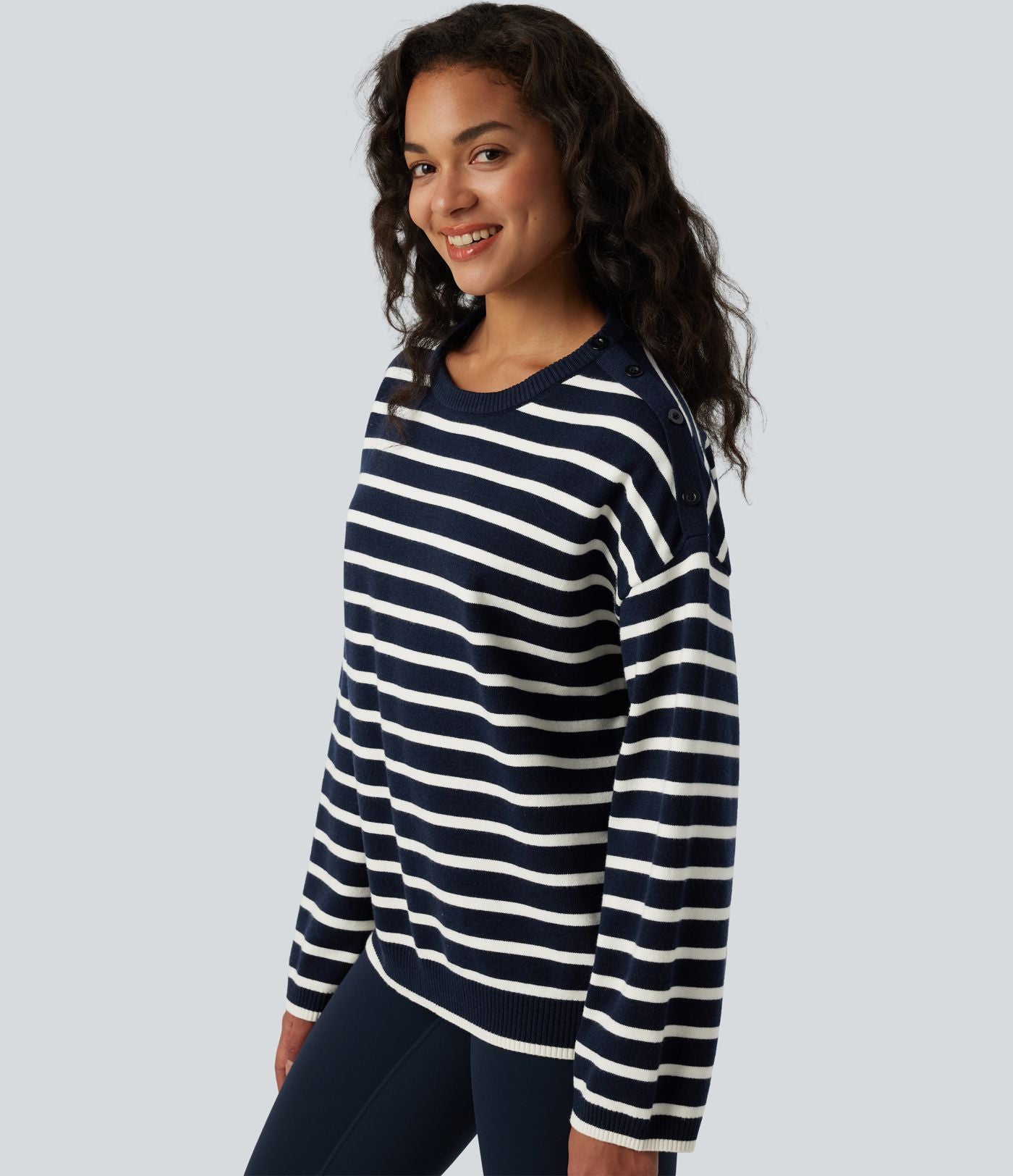Pull casual à rayures col rond, manches longues et boutons décoratifs