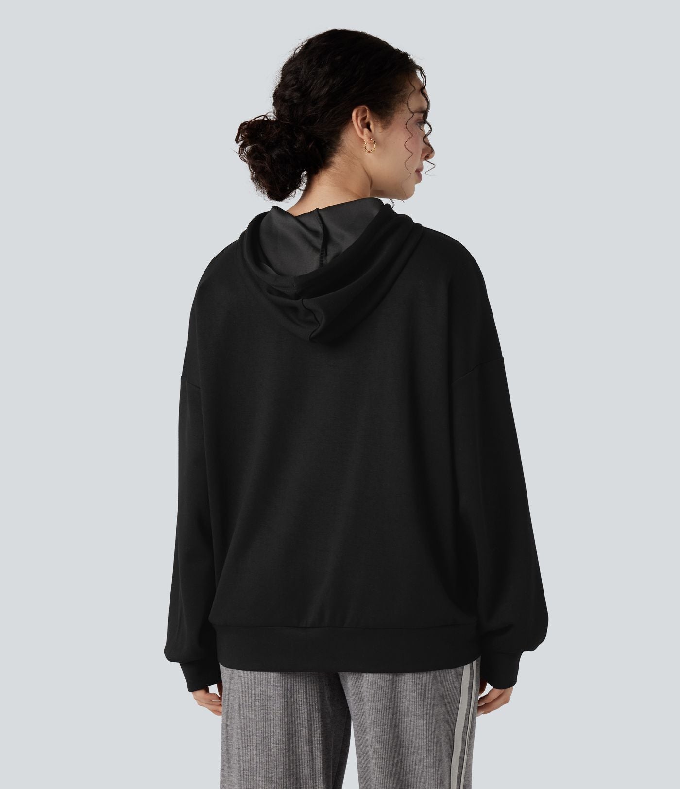 Sweat-shirt à capuche manches longues avec poches