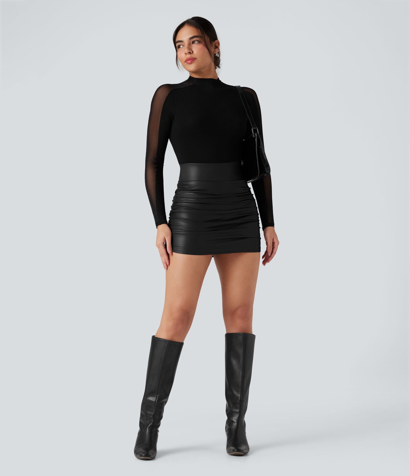 Jupe courte moulante 2-en-1 SoCinched gainante taille haute similicuir polaire froncée ourlet arrondi