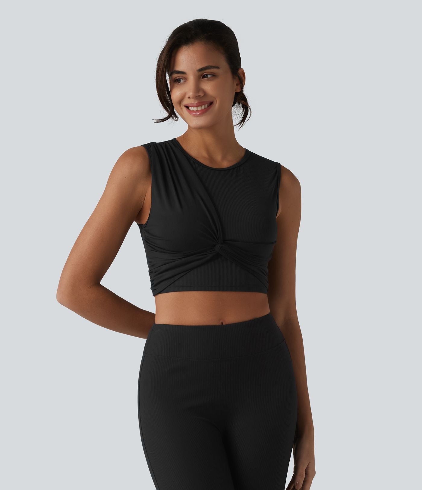Brassière de sport courte en maille côtelée effet frais InstantCool anti-odeurs avec détail torsadé, superposition en mesh et brassière intégrée, protection solaire UPF40+