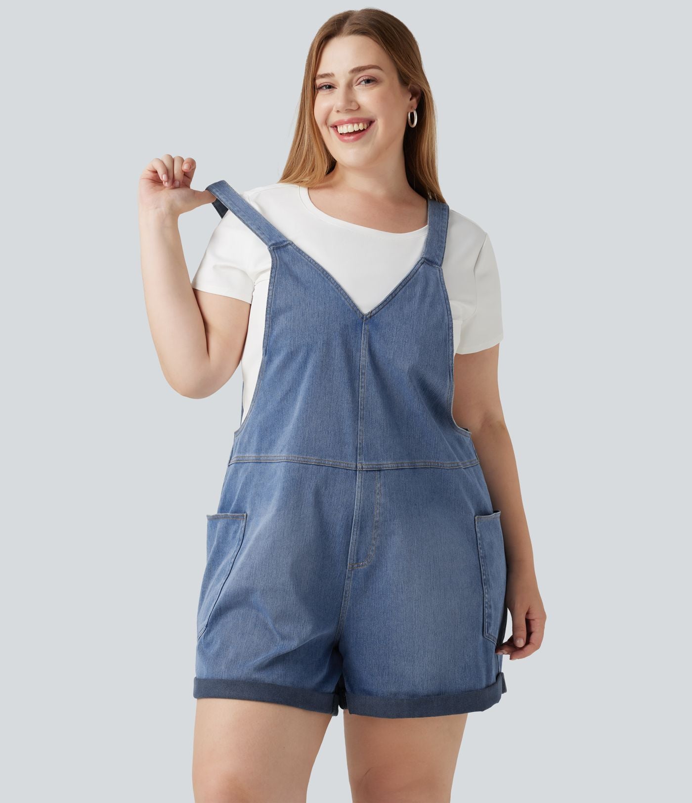 Salopette-short délavée grande taille en Jean Halara Flex™ Denim à col V avec ourlets retroussés et poches