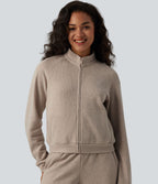 Veste casual côtelée à col montant, manches longues et fermeture zippée avec poches
