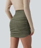 Jupe-short mini moulante taille haute gainante froncée en daim avec ourlet arrondi