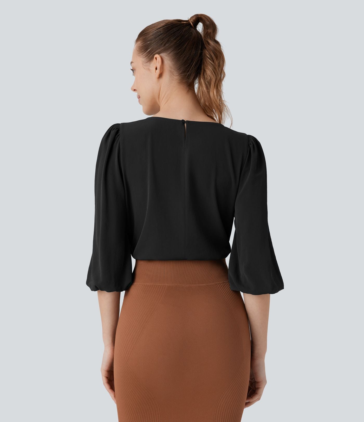 Blouse de travail col bateau avec manches évêque et dos ajouré