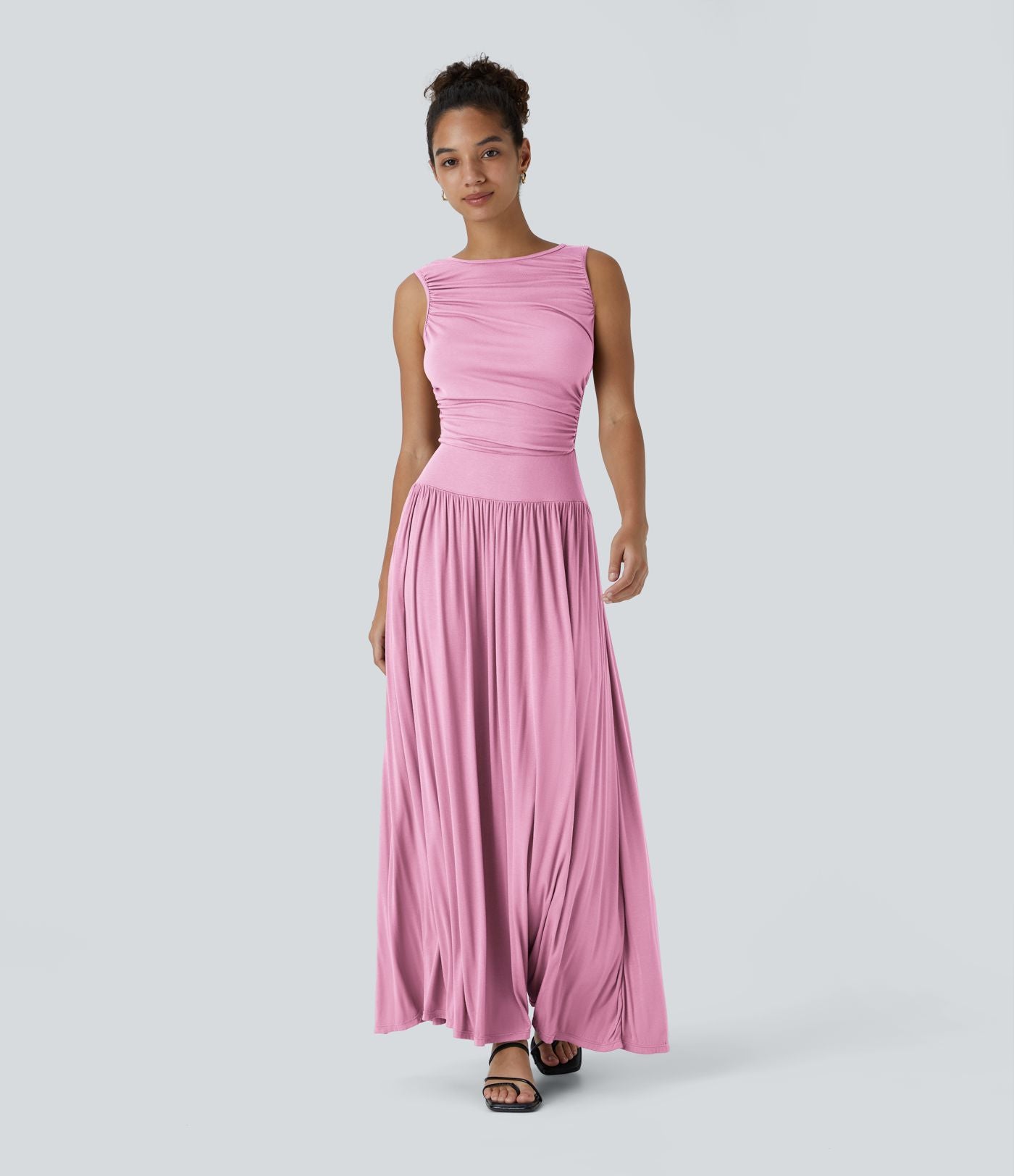 Robe longue à encolure bateau, bretelles asymétriques, côtés froncés et poches