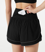 Short de yoga baggy 2-en-1 Breezeful™ taille haute à ourlet arrondi, séchage rapide, lignes réfléchissantes et poches