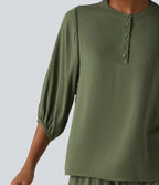 Blouse de villégiature à col Henley et manches 3/4, aspect lin.