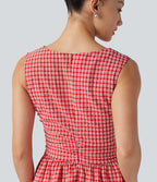 Robe mini trapèze vichy sans manches à col bateau, détails froncés, fermeture invisible et poches