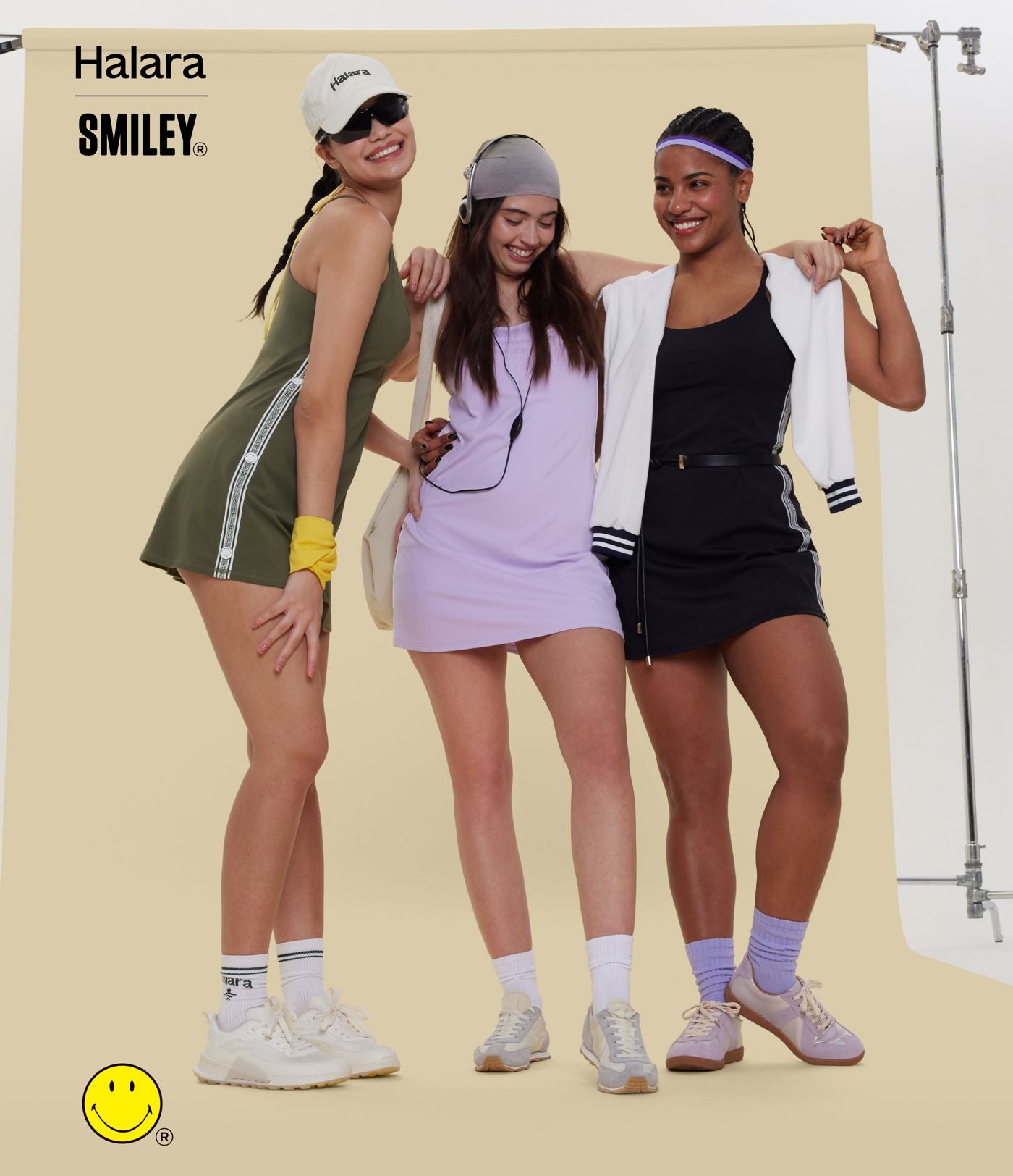 Robe sport mini dos ouvert Halara X Smiley® SoftlyZero™ Plush – Édition Easy Peasy
