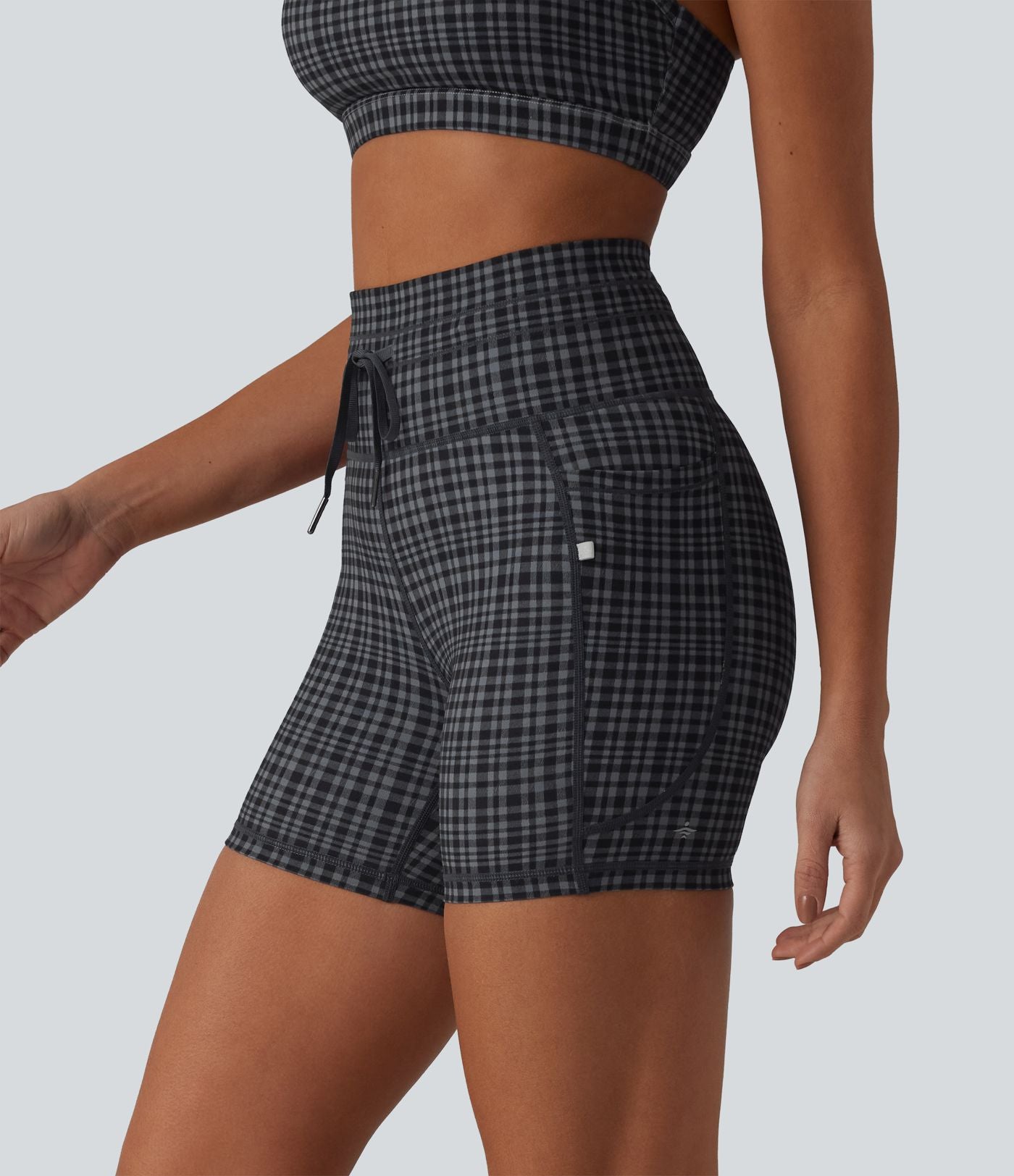 Halara UltraSculpt™ Short de cycliste yoga à carreaux taille haute 12,5 cm avec cordon de serrage et poches