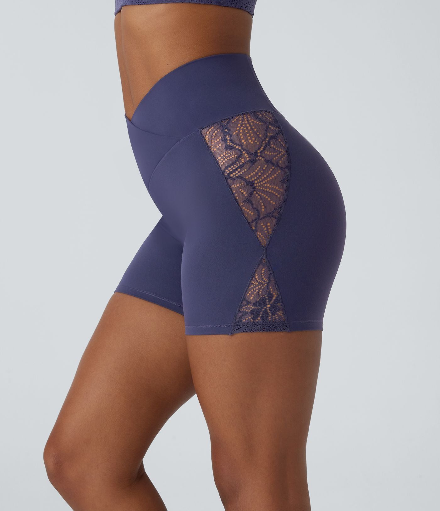 Softlyzero™ Short cycliste yoga taille haute croisé avec dentelle contrastée et poche arrière 12,5 cm - UPF50+