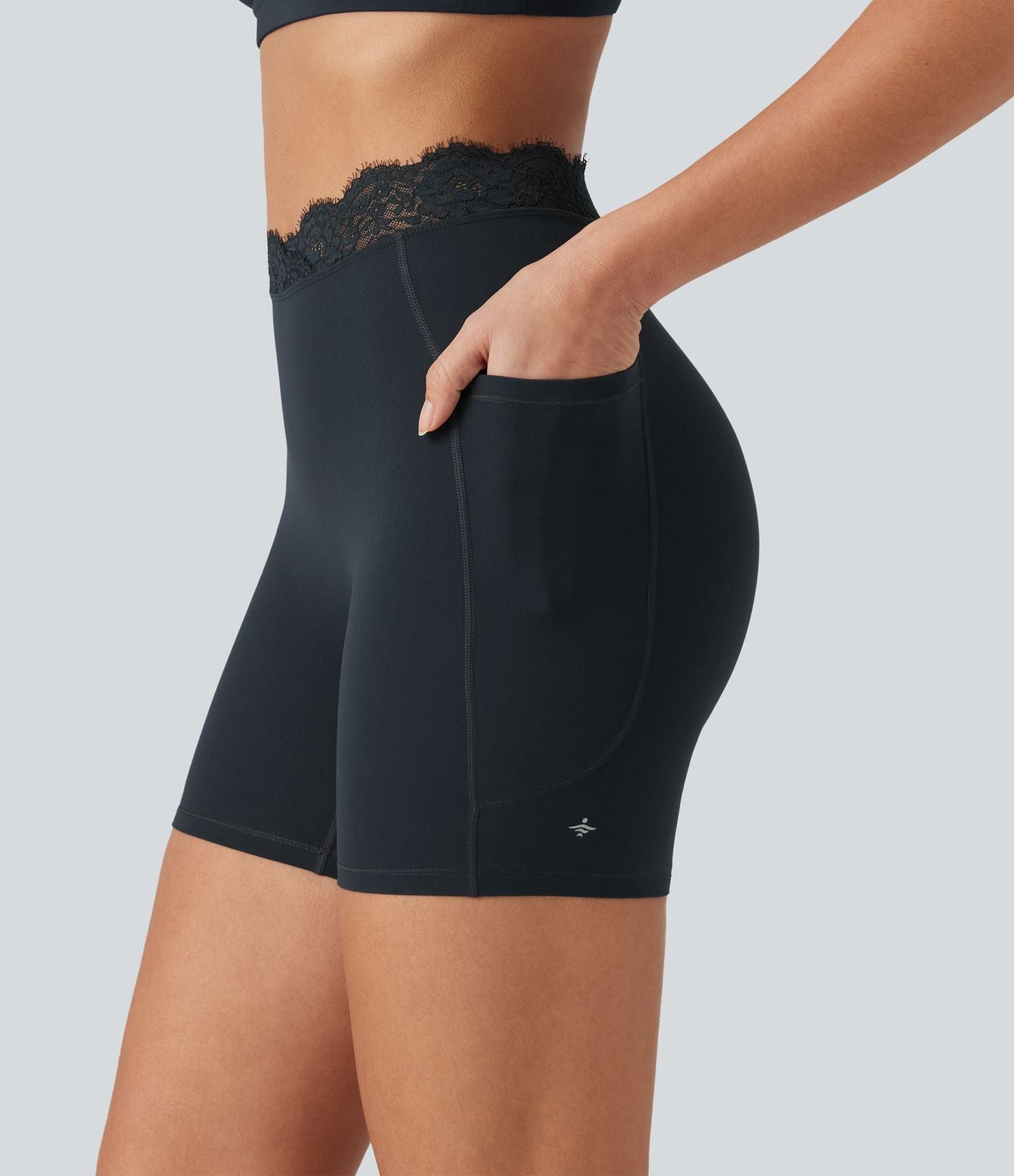 Short de yoga cycliste Halara UltraSculpt™ en dentelle contrastée taille haute et coupe en V, 12,5 cm, avec poches