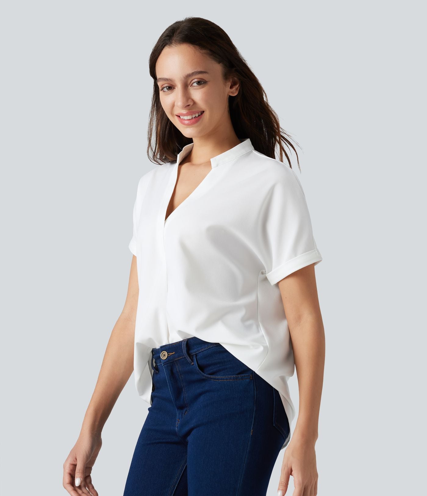 Blouse habillée en mousseline col V à manches courtes, ourlet arrondi et tissu infroissable