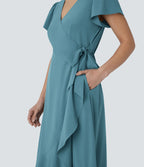 Robe décontractée midi Breezeful™ fluide à col V, manches courtes, design enveloppant, liens sur les côtés, poches latérales, volants et séchage rapide