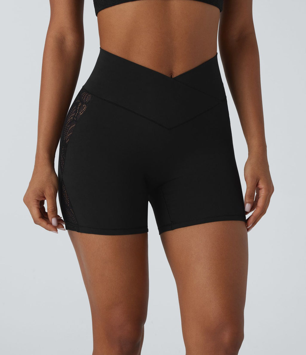 Softlyzero™ Short cycliste yoga taille haute croisé avec dentelle contrastée et poche arrière 12,5 cm - UPF50+