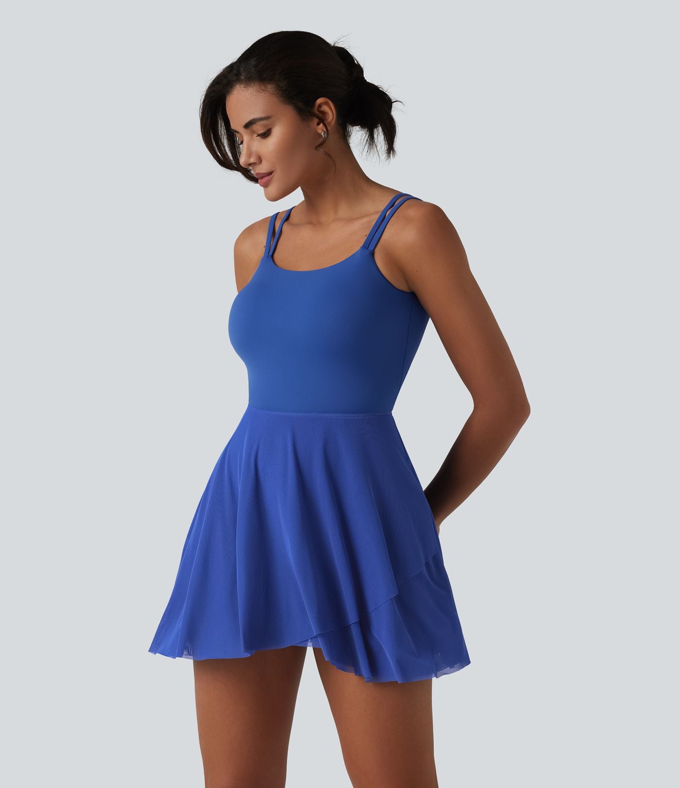 Robe de tennis courte 2-en-1 à bretelles SoftlyZero™ dos nu avec mesh contrasté, brassière intégrée et poches – Édition Easy Peasy – UPF 50+