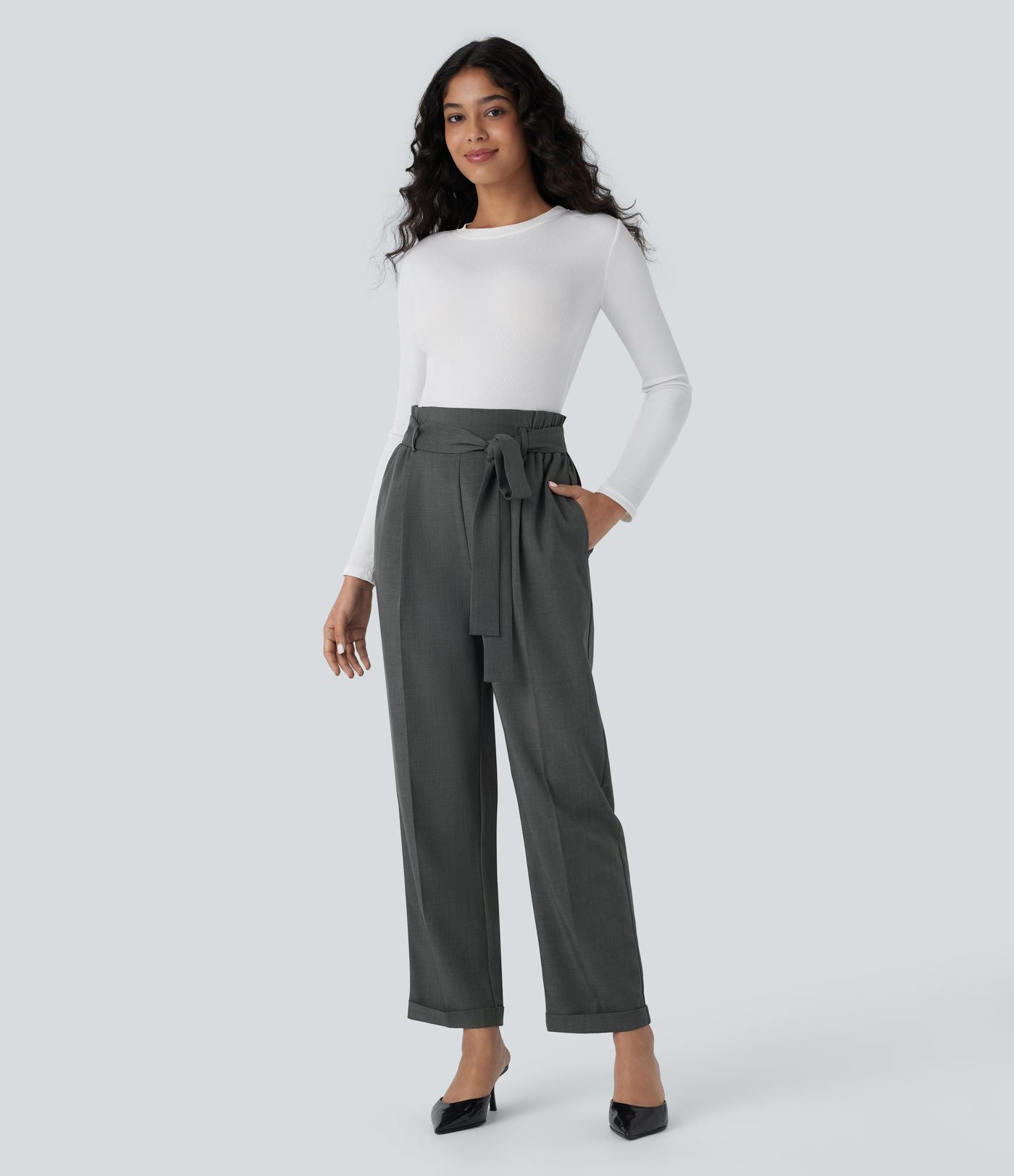 Pantalon Tailleur à taille haute, ceinture, poches latérales et jambes droites