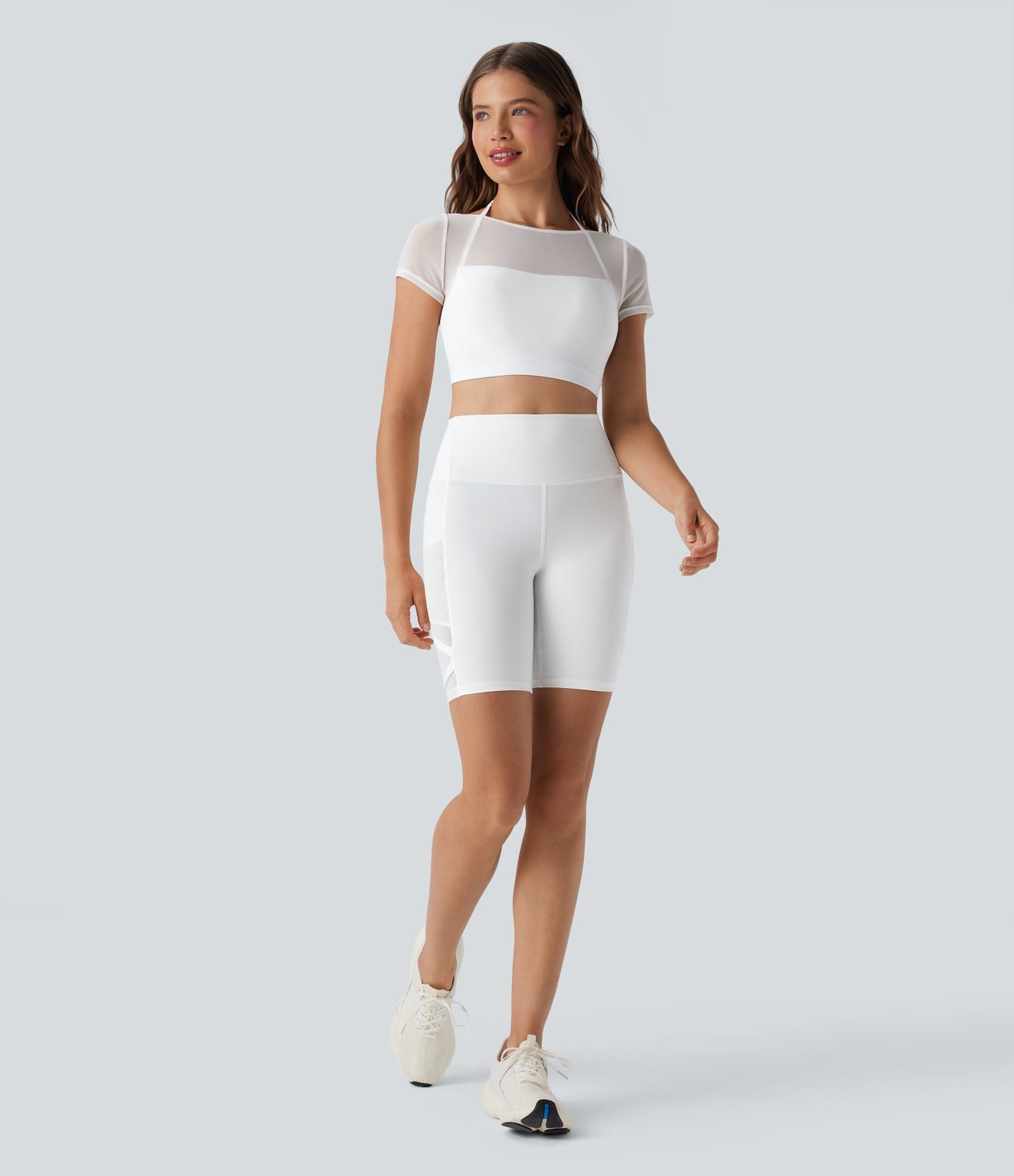 Haut de sport yoga court 2-en-1 dos nu col licou manches courtes mesh contrastant