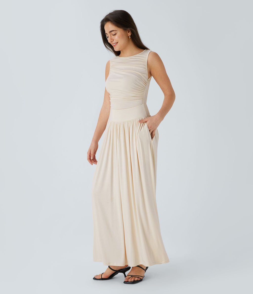 Robe longue à encolure bateau, bretelles asymétriques, côtés froncés et poches