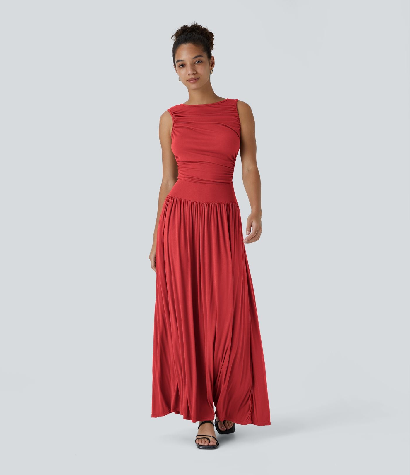 Robe longue à encolure bateau, bretelles asymétriques, côtés froncés et poches