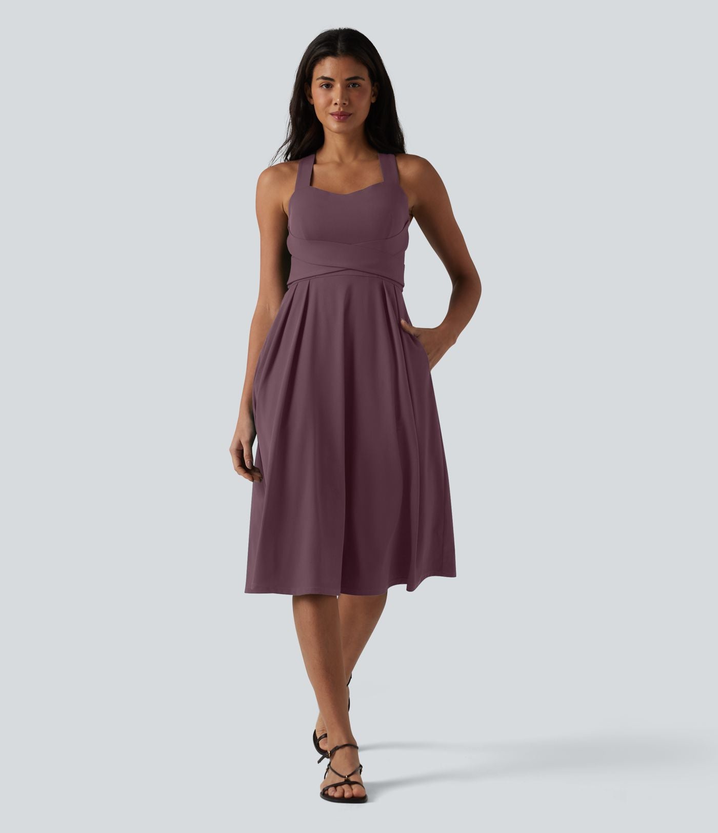 Robe midi fluide sans manches décolleté cœur avec bretelles croisées, nœud dans le dos et poches