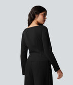Blouse esprit bureau défroissage facile, encolure bateau, manches longues, fronces et lien côté