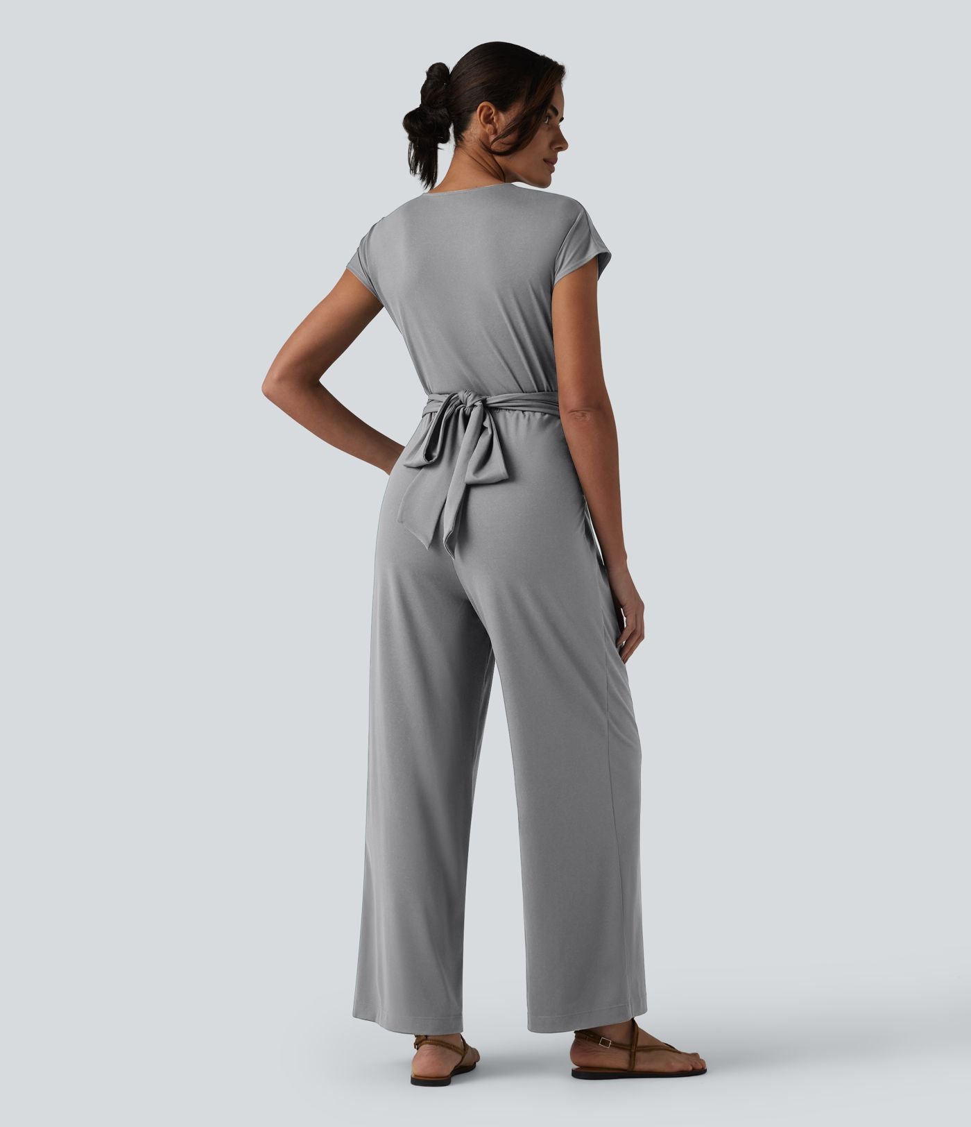 Combinaison tailleur plissée croisée col V à manches courtes avec lien noué et poches — Easy Peasy