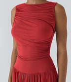 Robe longue à encolure bateau, bretelles asymétriques, côtés froncés et poches